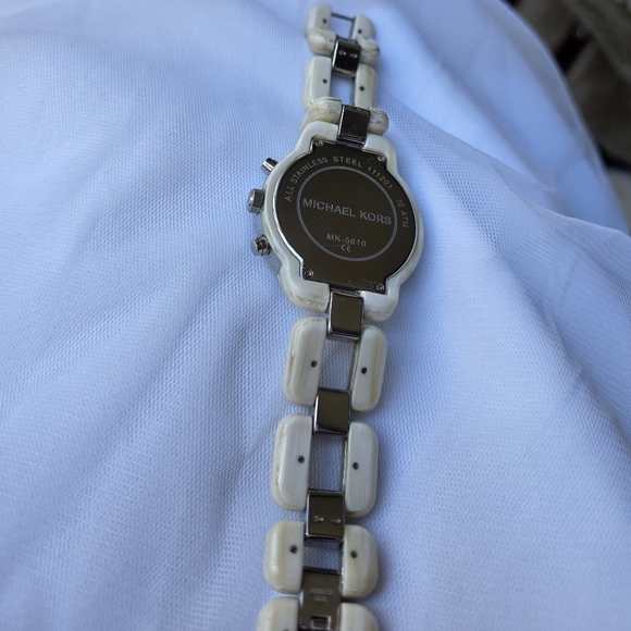 Michael KorsMichael Kors Round Silver and White Horn Watch, 43mm - Picture 8 of 10